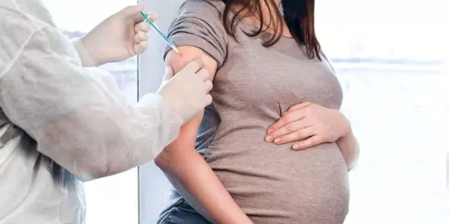 FeaturedImage-Pregnant-woman-getting-vaccine.jpg