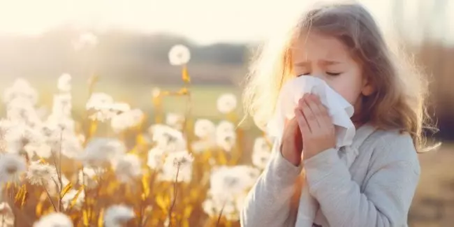FeaturedImage-fall-allergy-girl-sneezing.jpg