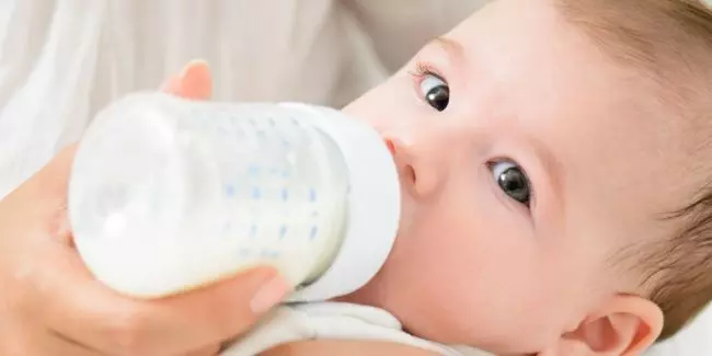 Why Your Baby Is So Distracted During Feeding | Northwest Family Clinics