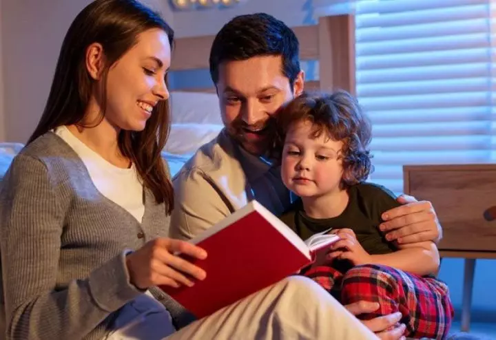 Family bedtime reading routine to promote better sleep