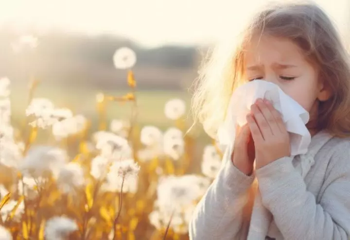 FeaturedImage-fall-allergy-girl-sneezing.jpg