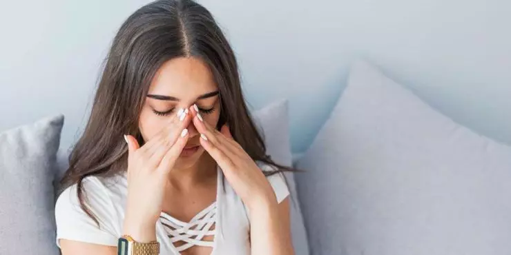 Woman-with-severe-sinus-pain-and-pressure-that-may-indicate-a-sinus-infection.jpg
