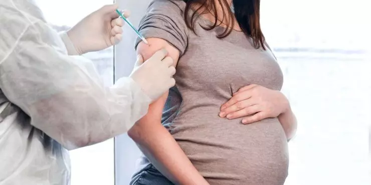 FeaturedImage-Pregnant-woman-getting-vaccine.jpg