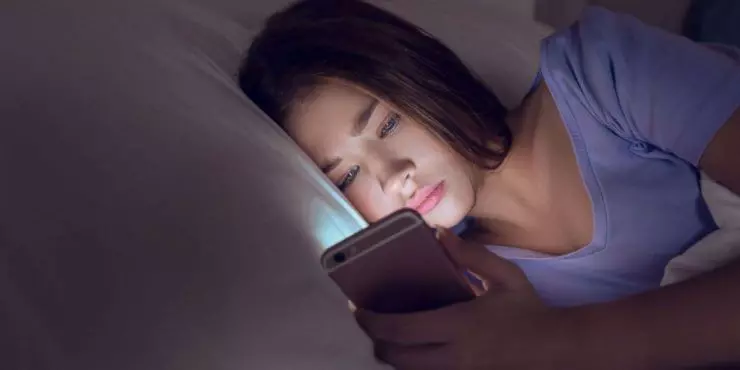 How social media use at night disrupts teen sleep