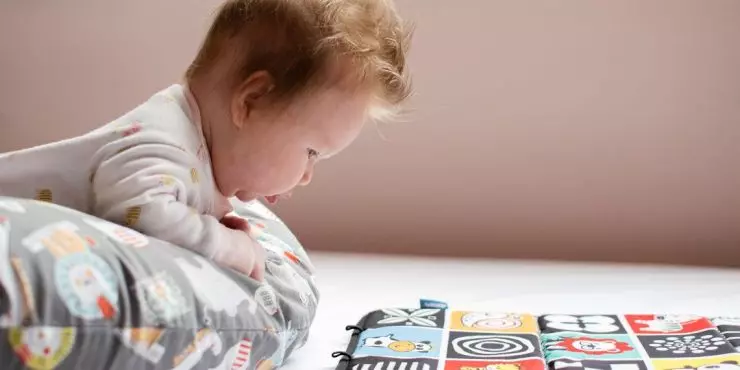 Image2-infant-using-support-pillow-during-tummy-time.jpg