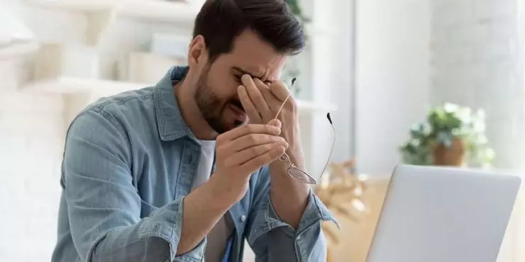_Man-experiencing-brain-fog-and-fatigue-at-work-from-blood-sugar-imbalance.jpg
