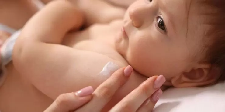 Mom Moisturizing Baby’s Skin to Prevent Winter Dryness