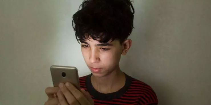 Signs social media may be affecting a teen's mental health