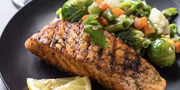 High-protein salmon and vegetable meal recommended on a GLP-1 medication