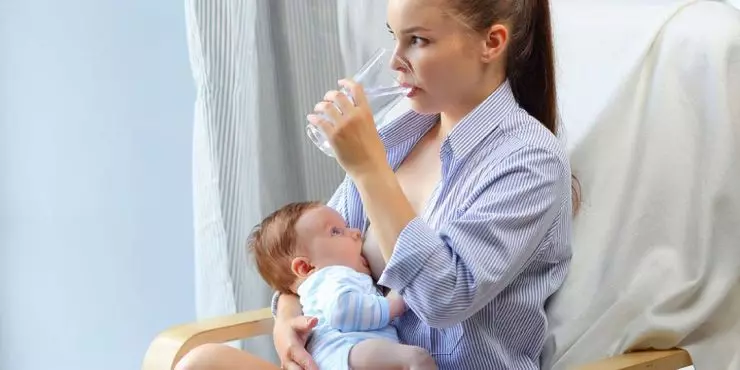 Mom-drinking-water-while-breastfeeding-her-baby-following-hydration-recommendations.jpg