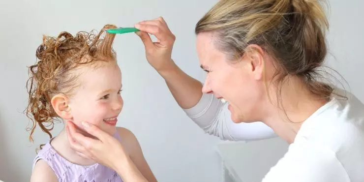 Image2-mom-checking-child-hair-for-lice-with-comb.jpg