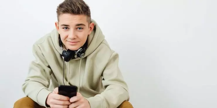 Teen ready for a healthy relationship with social media