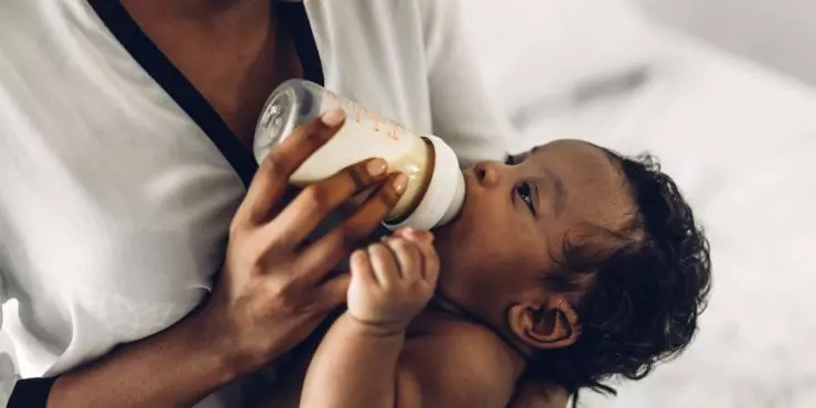 What Feeding Distraction Looks Like in Babies