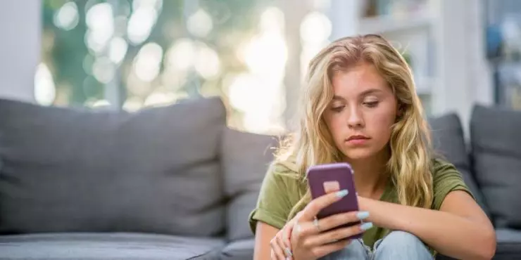 Teen assessing readiness for social media use