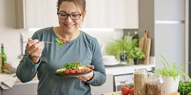 Woman eating a healthy whole-food meal while on a GLP-1 medication