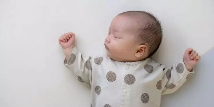 Baby safely sleeping without accessories