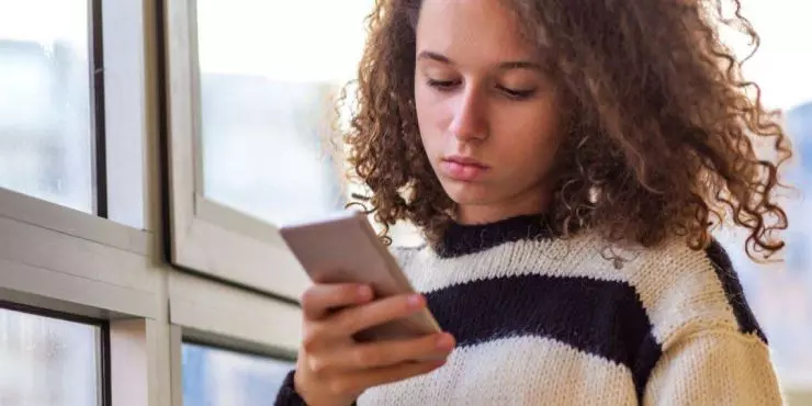 Recognizing when social media content is affecting a child's mood