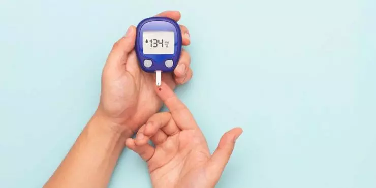 _Person-using-glucose-meter-to-test-blood-sugar-levels-during-routine-preventive-care-screening.jpg